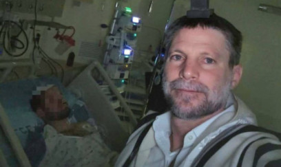 İsrailli nazir yaralı oğlu ilə foto paylaşdı 