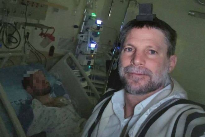 İsrailli nazir yaralı oğlu ilə foto paylaşdı 