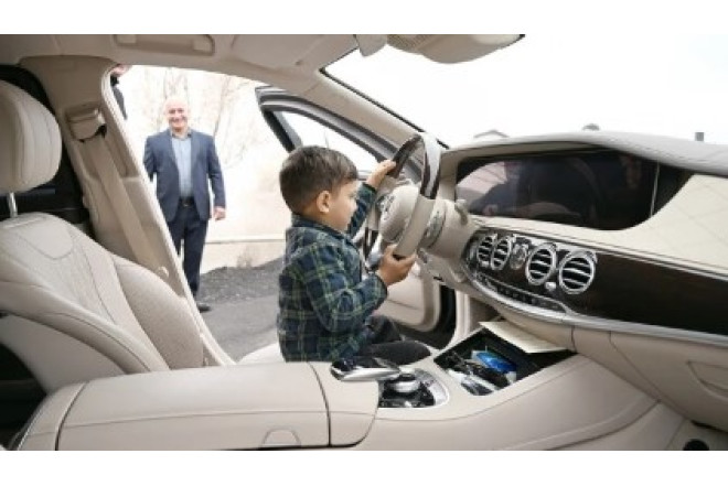 Qarabağa qayıdan azyaşlı Prezidentin maşınında 