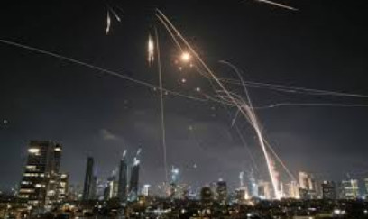 İran İsrail Milli Təhlükəsizlik Nazirliyinin binasını vurdu - VİDEO