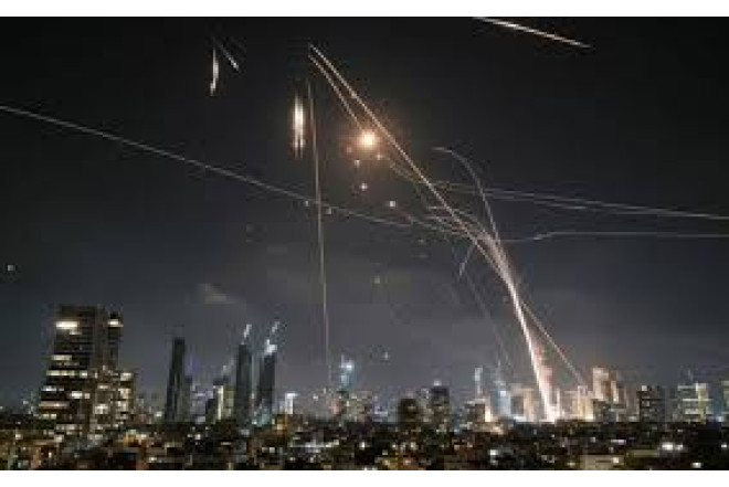 İran İsrail Milli Təhlükəsizlik Nazirliyinin binasını vurdu - VİDEO