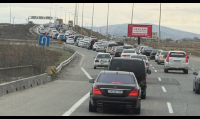 Bakıdan rayonlara axın - Yollarda tıxac yarandı 