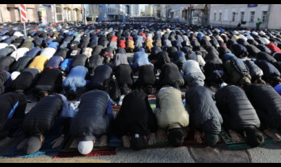 Küçədə namaz qadağan edildi 