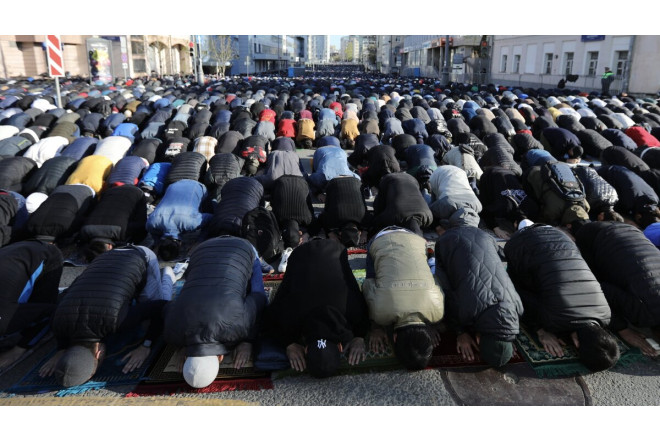 Küçədə namaz qadağan edildi 