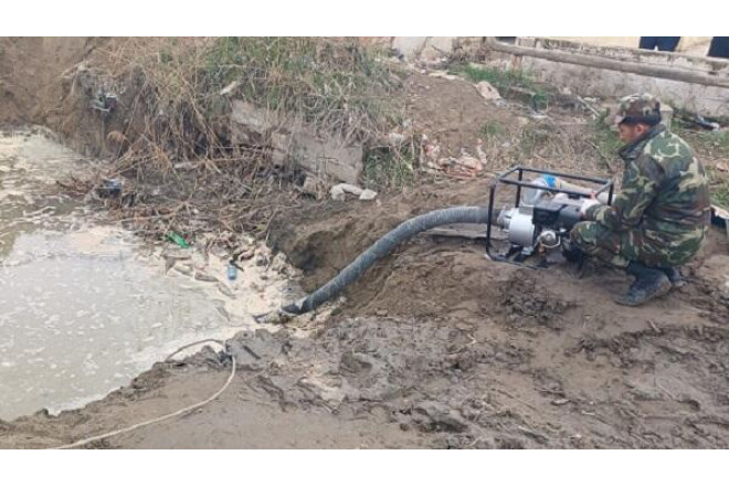 Xətaidə kanalizasiya kollektoru çökdü, evləri su basdı 