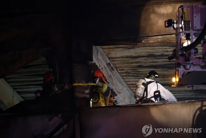 Cənubi Koreyada zavodda baş verən yanğında ölənlərin sayı artıb 