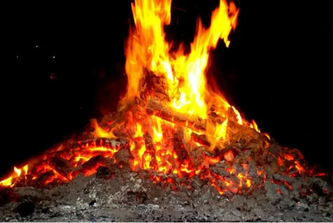 Sumqayıtda tonqal yandırılan zaman partlayış olub- XƏSARƏT ALANLAR VAR