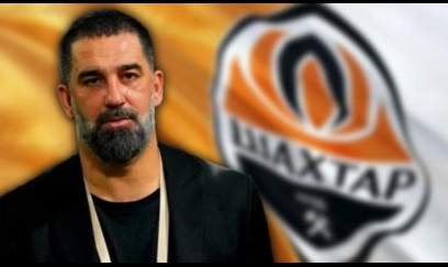 Arda Turan dəhlizdə futbol oynadı - VIDEO