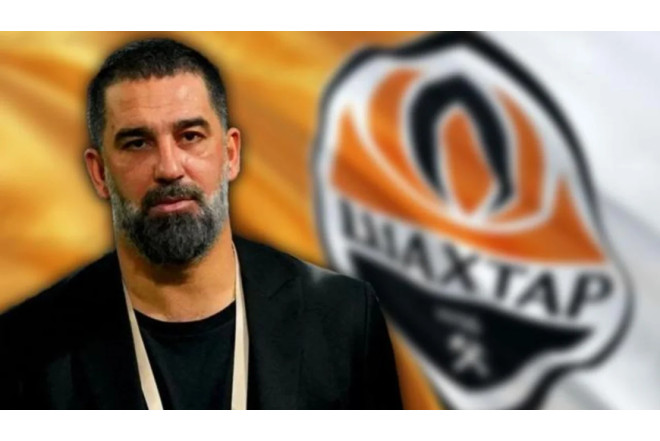 Arda Turan dəhlizdə futbol oynadı - VIDEO