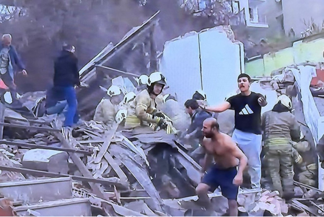 İstanbulda yaşayış binası uçub, yaralılar var - YENİLƏNİB