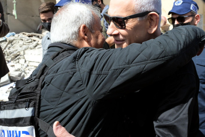 Netanyahu İranın vurduğu ərazilərdə - FOTO