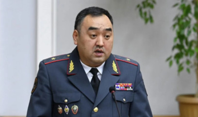 Qırğızıstanda nazir ictimai yerdə siqaret çəkdiyinə görə cərimələndi - FOTO