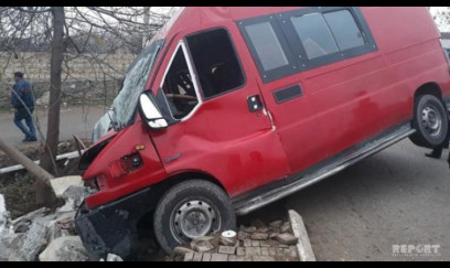 Ağstafada mikroavtobusla minik maşını TOQQUŞDU: Yaralılar var 
