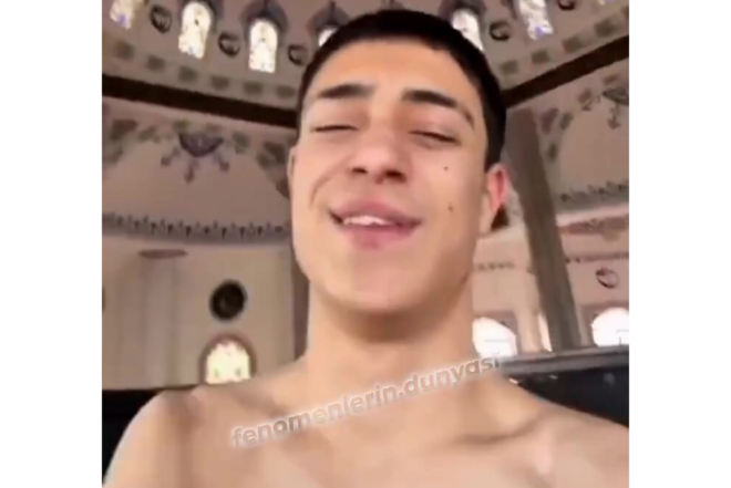 Məsciddə qalmaqallı GÖRÜNTÜ: Yarıçılpaq halda VİDEO çəkdi