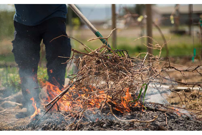 Odun üstünə düşən kişi öldü 