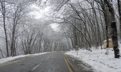 Bəzi yerlərə qar yağır 