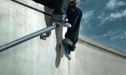 24 yaşlı gənc 20-ci mərtəbədən yıxılıb öldü 