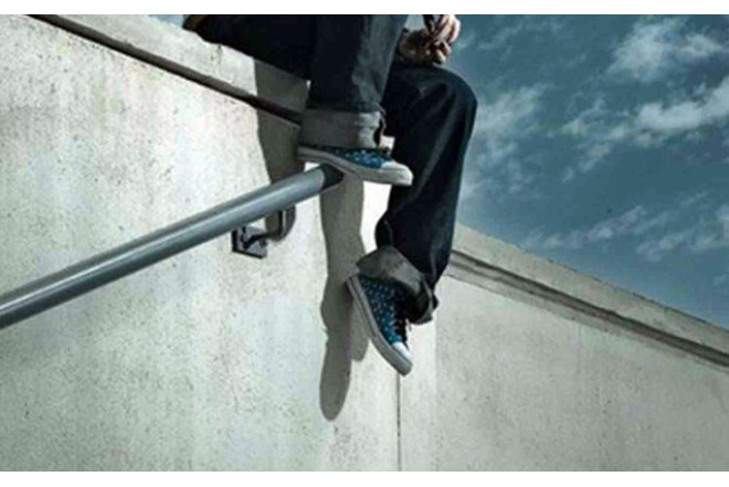 24 yaşlı gənc 20-ci mərtəbədən yıxılıb öldü 