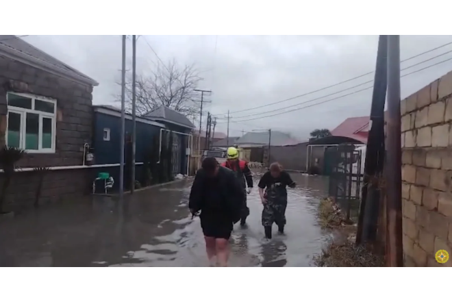 FHN: Evləri və həyətləri subasmaya məruz qalan 9 nəfər təxliyə olunub- VİDEO