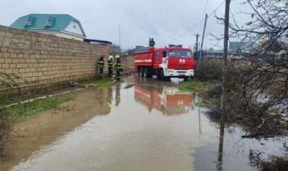 Xaçmazda intensiv yağışlar nəticəsində evlərə su dolub, 22 nəfər təxliyə edilib 