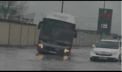 “Bakubus” avtobusu yolda qaldı - Video