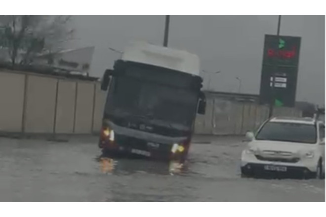 “Bakubus” avtobusu yolda qaldı - Video