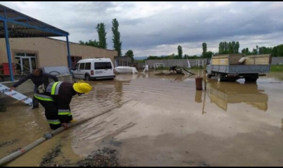 Su basmış ərazilərdən 42 nəfər təxliyə edildi - Video
