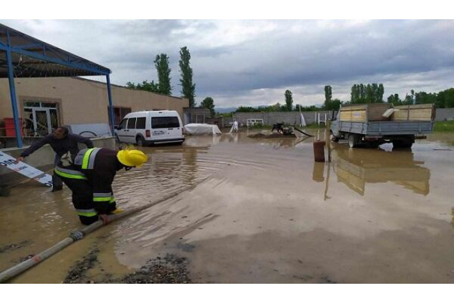 Su basmış ərazilərdən 42 nəfər təxliyə edildi - Video