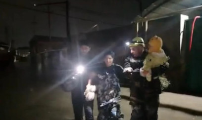 Su basmış ərazilərdən onlarla insan təxliyə edilib 