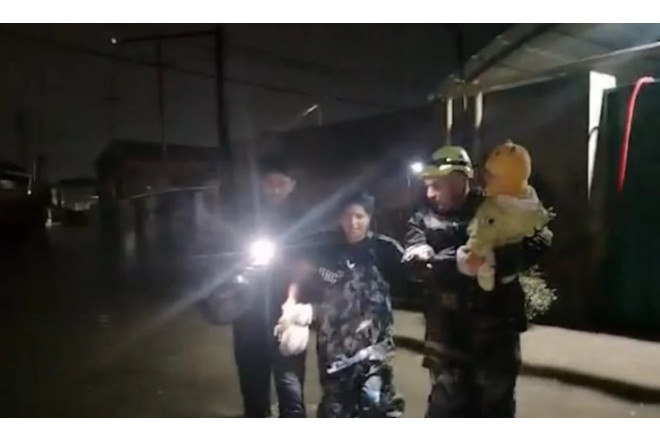 Su basmış ərazilərdən onlarla insan təxliyə edilib 