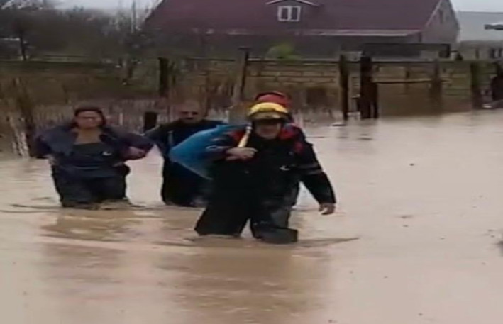 FHN su basmış ərazilərdən 84 nəfəri təxliyə edib VİDEO