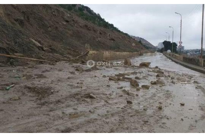 Bakıda hasar maşınların üzərinə aşdı 