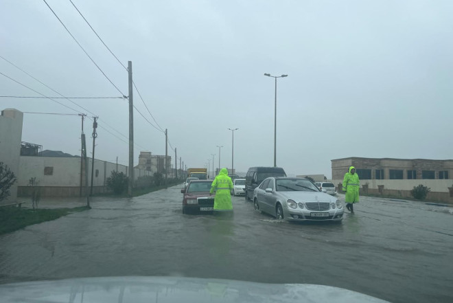 Polis yağışlı havada fasiləsiz xidməti davam etdirir 