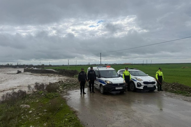 Bu yolu sel apardı - Foto 