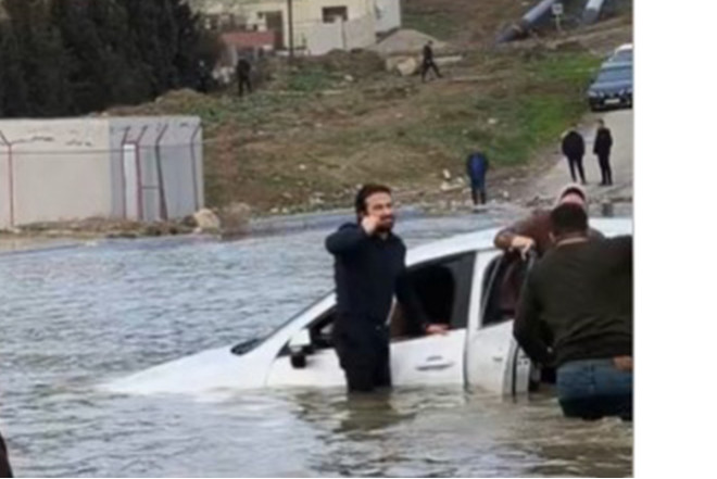 Bakı–Sumqayıt yolunda avtomobil yağış sularının yaratdığı gölməçəyə düşüb 