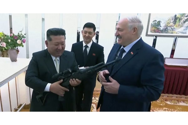 "Düşmən gəlsə, bununla vurarsınız!" – Lukaşenkodan Kim Çen Una hədiyyə