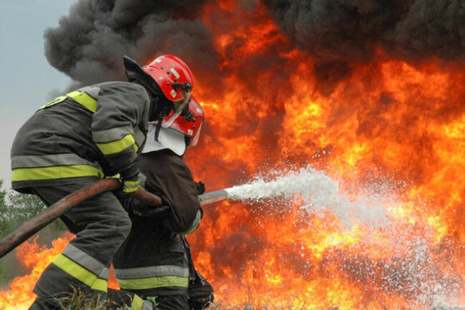 Bakıda avtomobil yandı 