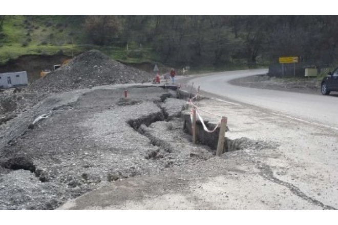 Daşkəsəndə avtomobil yolu çökdü 