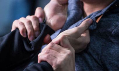 Məktəbin gözətçisi direktor müavinini söydü, xadiməni yumruqla vurdu 