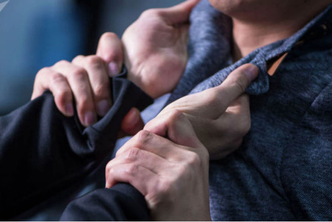 Məktəbin gözətçisi direktor müavinini söydü, xadiməni yumruqla vurdu 