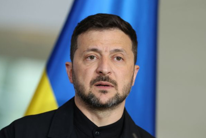 Zelenski maaşını və gəlirlərini açıqladı 