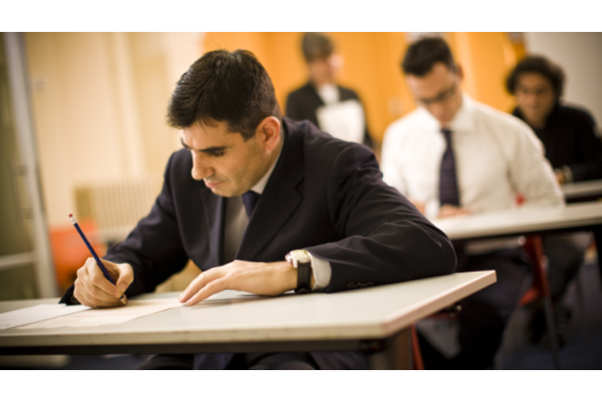 Dövlət qulluğu imtahanında iştirak edənlərin NƏZƏRİNƏ