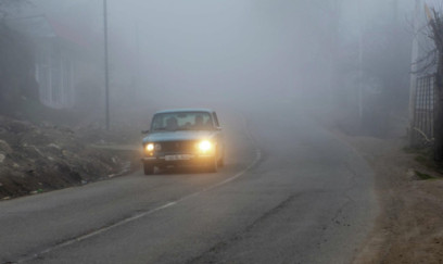 Sürücülərə XƏBƏRDARLIQ: Bəzi yollarda duman olacaq 