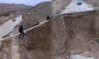 Qaradağda yolu sel apardı - Belə keçirlər- Video