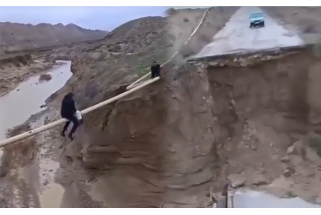 Qaradağda yolu sel apardı - Belə keçirlər- Video