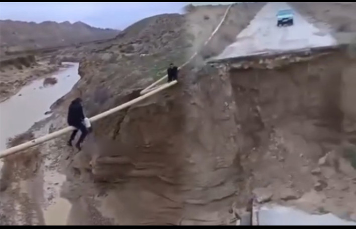 Qaradağda yolu sel apardı - Belə keçirlər- Video