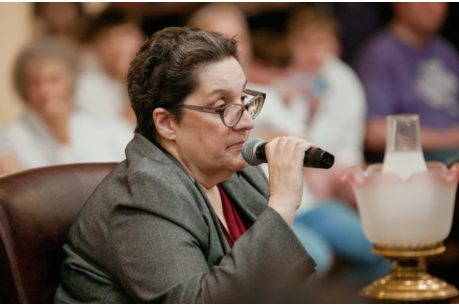 LGBT kitablrını uşaq bölməsindən çıxarmaq istəmədi, işdən qovuldu 