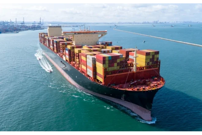 Konteyner gəmisi Hörmüz boğazında batıb 