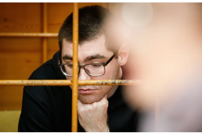 Rusiyada jurnalist polis əmisinə rüşvət verərək MƏXFİ MƏLUMATLAR ALIB