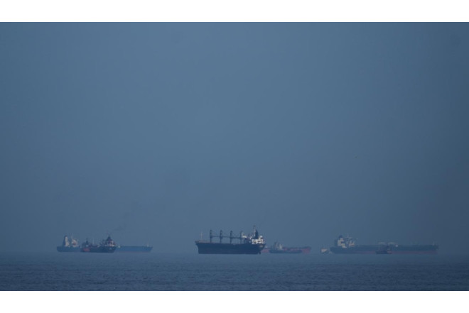 400 gəmi Hörmüzdən keçid icazəsi gözləyir 
